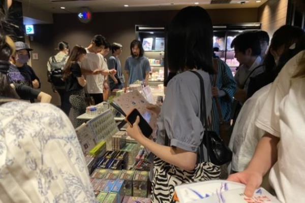 激动的日本影迷排队观看宫崎骏的最新电影