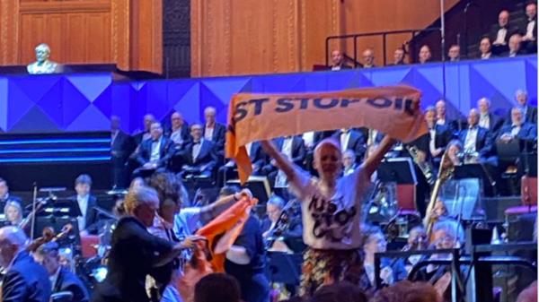 “停止石油”抗议者打断皇家阿尔伯特音乐厅的逍遥音乐会