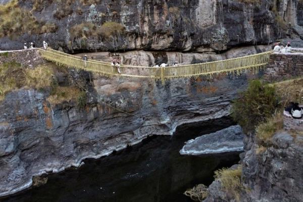 Gravity-defying: Revamping an Inca rope suspension bridge 