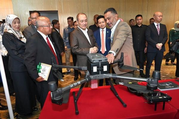 哈吉吉部长敦促沙巴工业在日常运营中使用无人机