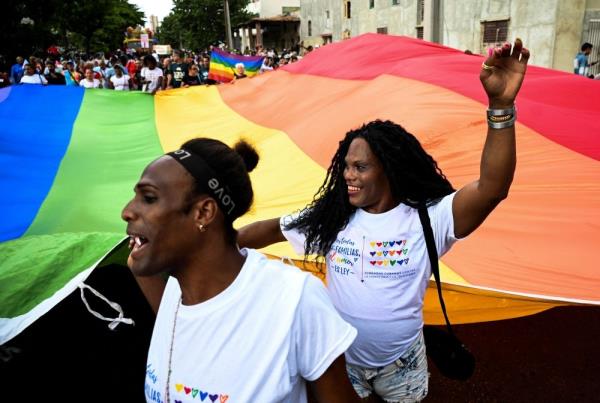 古巴LGBTQ社区以骄傲的康加舞庆祝同性婚姻