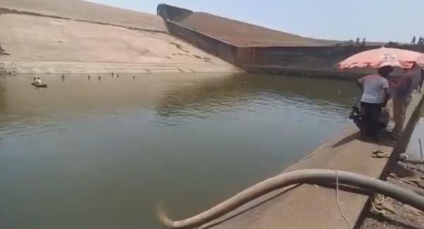 Official in India suspended for draining dam to search for mobile phone dropped while taking a selfie (VIDEO)