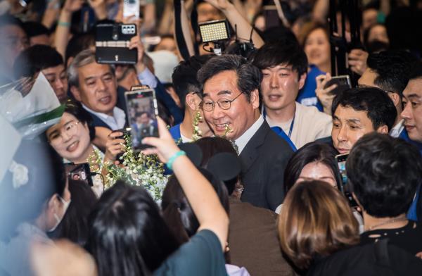 Former Democratic Party of Korea leader Lee Nak-yon (center) is surrounded by his supporters upon arrival at Incheon Airport on Saturday (Yonhap)