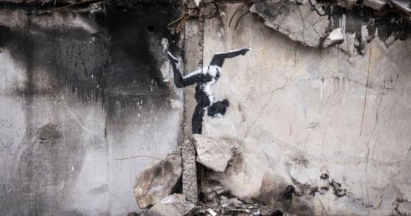 班克西艺术作品出现在乌克兰被炮击摧毁的建筑上