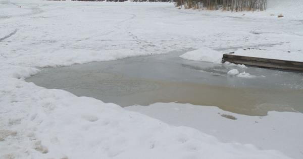 由于天气变暖，奥卡那根湖上的冰活动减少