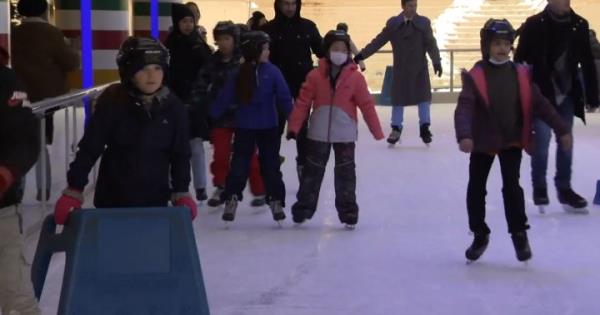 温哥华罗布森广场的免费溜冰场在冬季开放