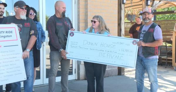 武装兄弟退伍军人摩托车俱乐部向金斯顿的黎明之家捐赠了近1.3万美元