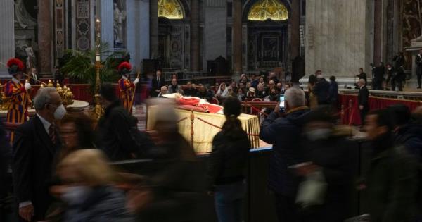 教皇本尼迪克特的遗体抵达圣彼得大教堂供人瞻仰