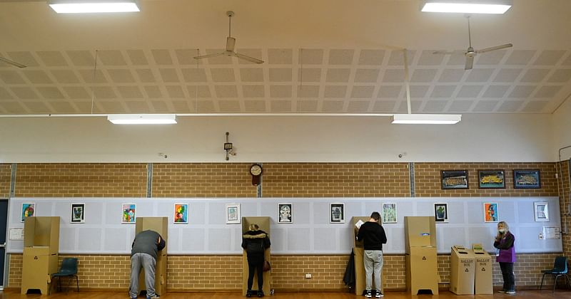 澳大利亚在竞争激烈的选举中投票