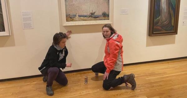 气候活动人士瞄准了温哥华美术馆用枫糖浆画的艾米丽·卡尔