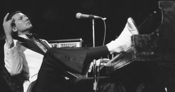 杰瑞·李·刘易斯去世-陷入困境的摇滚明星去世，享年87岁