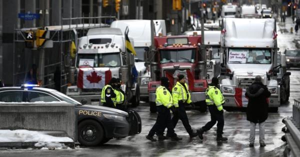渥太华临时局长表示，警方正在调查向车队抗议者泄露信息的指控