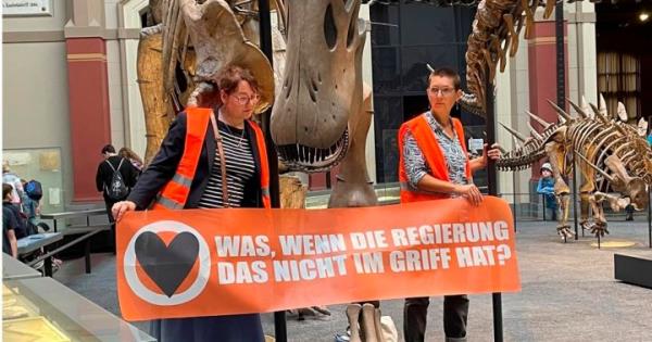 气候活动人士在德国观看恐龙展览
