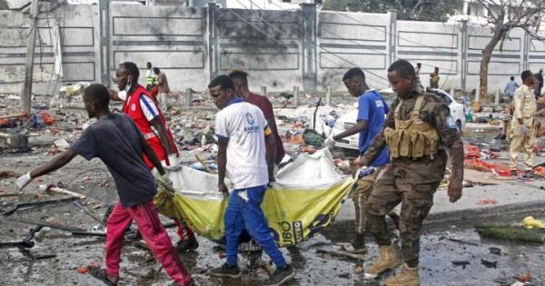 两枚汽车炸弹在索马里首都爆炸，造成至少30人死亡
