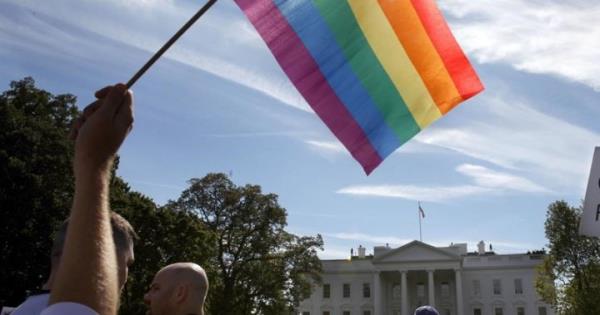 乔·拜登批准美国同性婚姻保护-“对仇恨的打击”