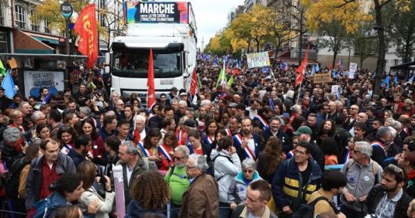 数千人在巴黎游行，反对生活成本上升和气候不作为