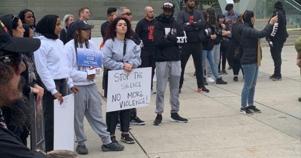 抗议者向多伦多市政厅游行，呼吁对枪支暴力采取行动