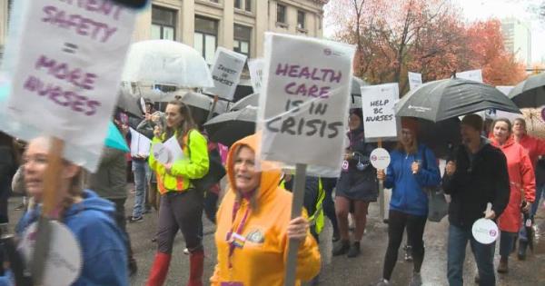 数百名卑诗省护士在温哥华市中心举行集会，准备进行合同谈判