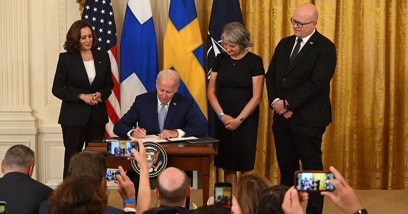 拜登签署了美国支持瑞典、芬兰加入北约的文件