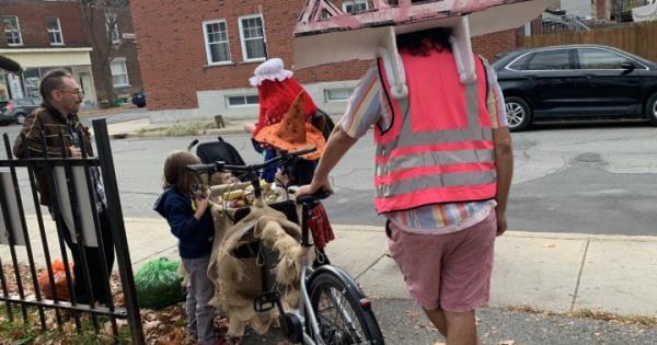 恶作剧和款待-圣查尔斯角的居民分发免费糖果和电子货运自行车