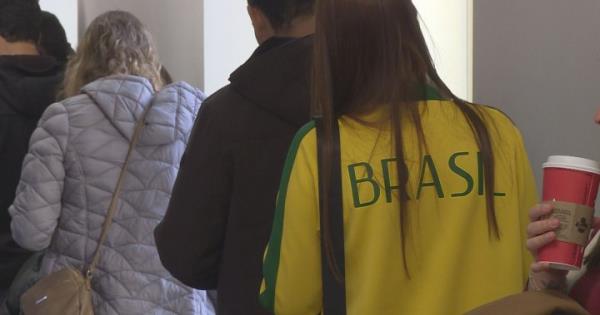 巴西侨民在蒙特利尔为总统选举投票等待数小时