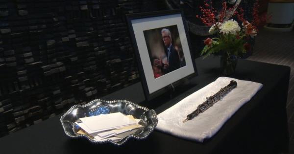 家人和朋友在温尼伯议员吉姆·卡尔的追悼会上缅怀他的一生