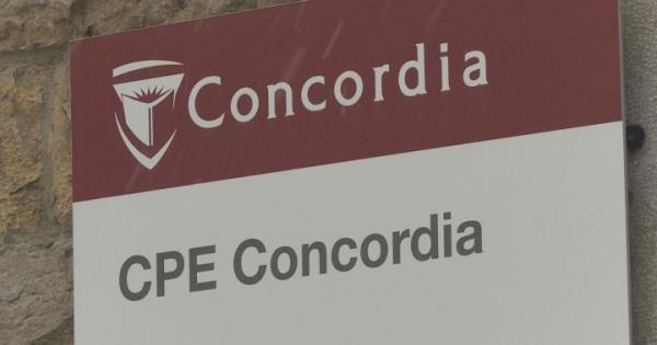 康科迪亚的员工和学生集会反对大学关闭日托所的决定