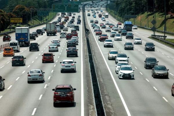 马来西亚公路管理局-斋月第四天，人们返回首都，交通流量减慢