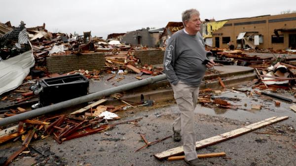 龙卷风在俄克拉荷马州造成4人死亡，留下破坏痕迹，数千人断电