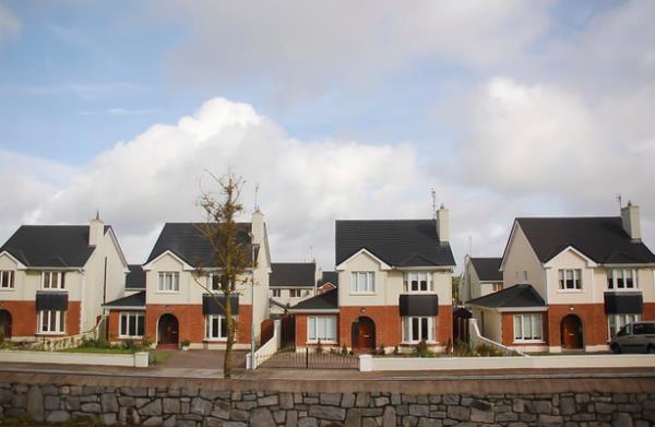 随着房地产价格以18个月来最快的速度上涨，房屋的要价中位数现在为34万欧元