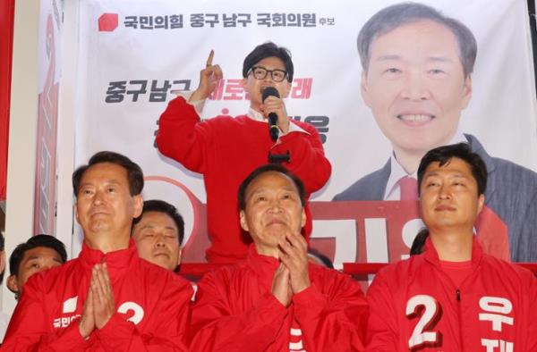 随着提前投票达到历史新高，韩国各政党加大了对选民的宣传力度